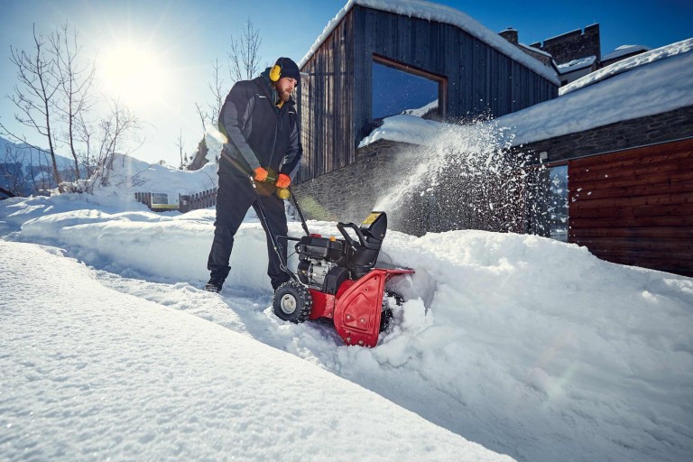 Odpratávanie snehu: Odhŕňač, lopata alebo fréza?